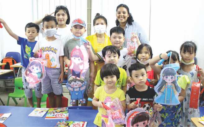 Học viên lớp tiếng Anh trẻ em tại ILI Quận 10 vui chơi trong lớp học