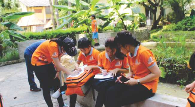 Học viên lớp tiếng Anh thiếu niên tại Anh ngữ ILI Quận 10 thảo luận nhóm