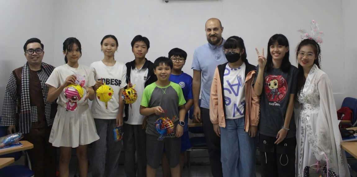 Phụ huynh có thể hỗ trợ con học tiếng Anh tại nhà như thế nào?